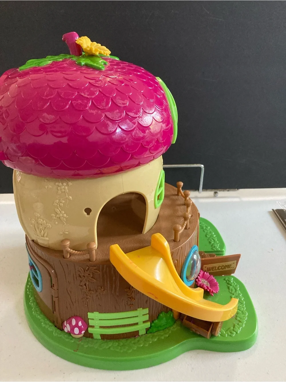 Woodzeez Acorn Treehouse Mushroom Playhouse Adventure Toy Li- Pink & Yellow